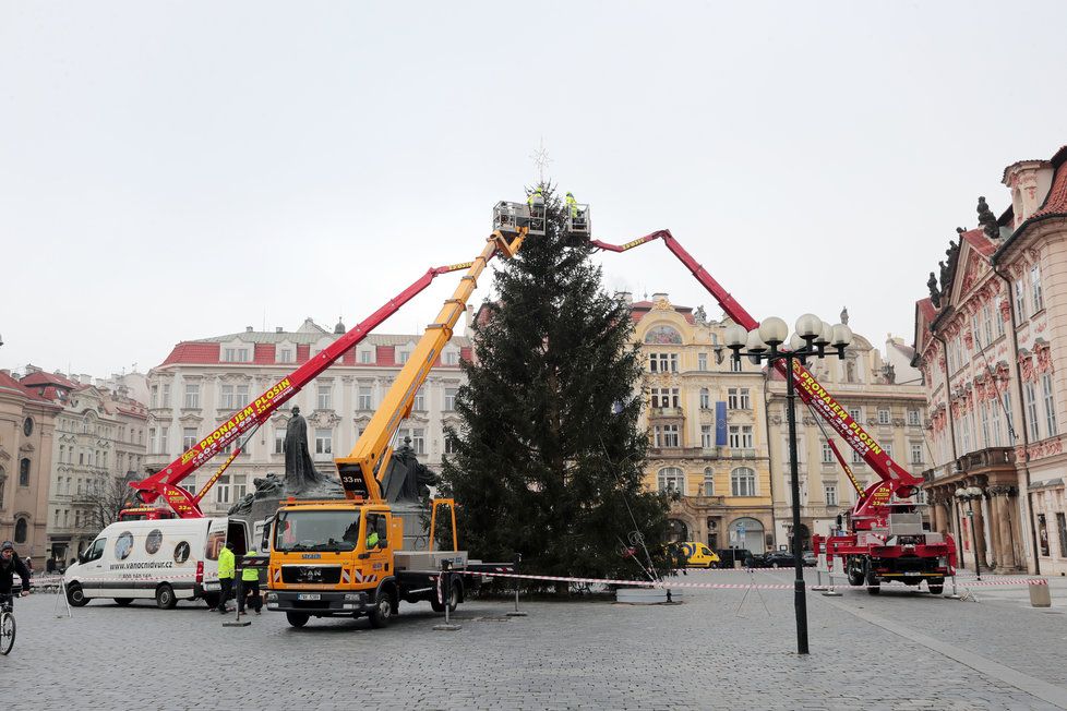 Vánoční strom na Staroměstském náměstí, 24. 11. 2020.