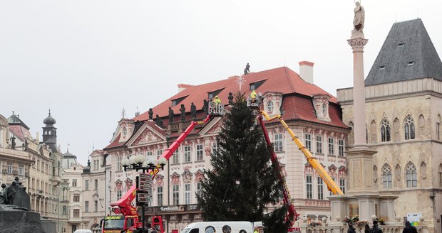 Vánoční strom na Staroměstském náměstí, 24. 11. 2020.