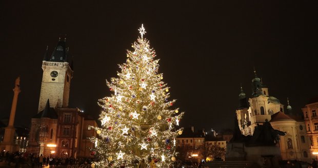 Rozsvícený strom na Staroměstském náměstí, 27. listopadu 2020.