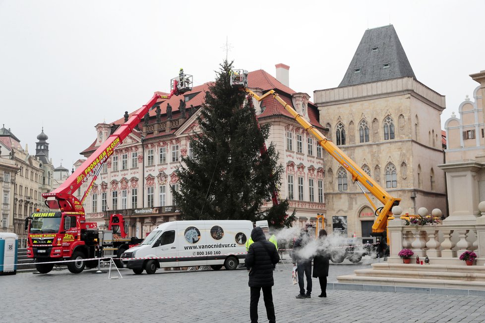 Vánoční strom na Staroměstském náměstí, 24. 11. 2020.