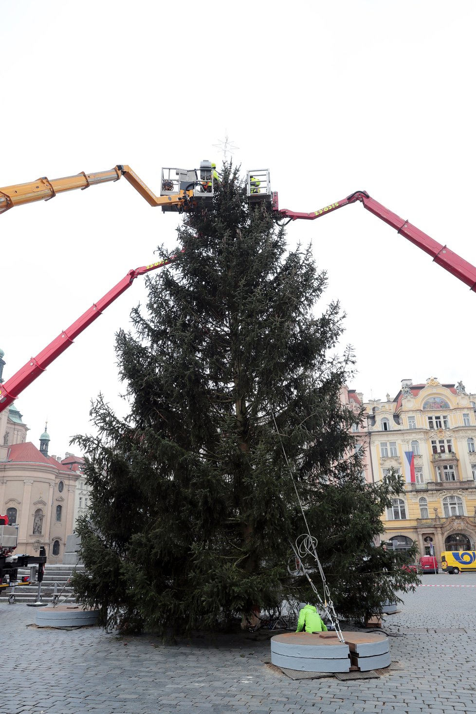 Vánoční strom na Staroměstském náměstí, 24. 11. 2020.