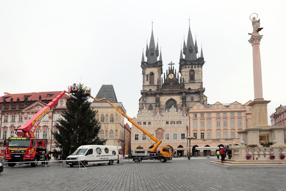 Vánoční strom na Staroměstském náměstí, 24. 11. 2020.