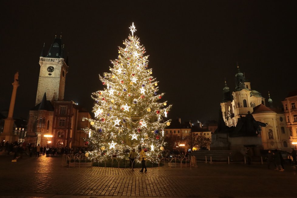 Rozsvícený strom na Staroměstském náměstí, 27. listopadu 2020.