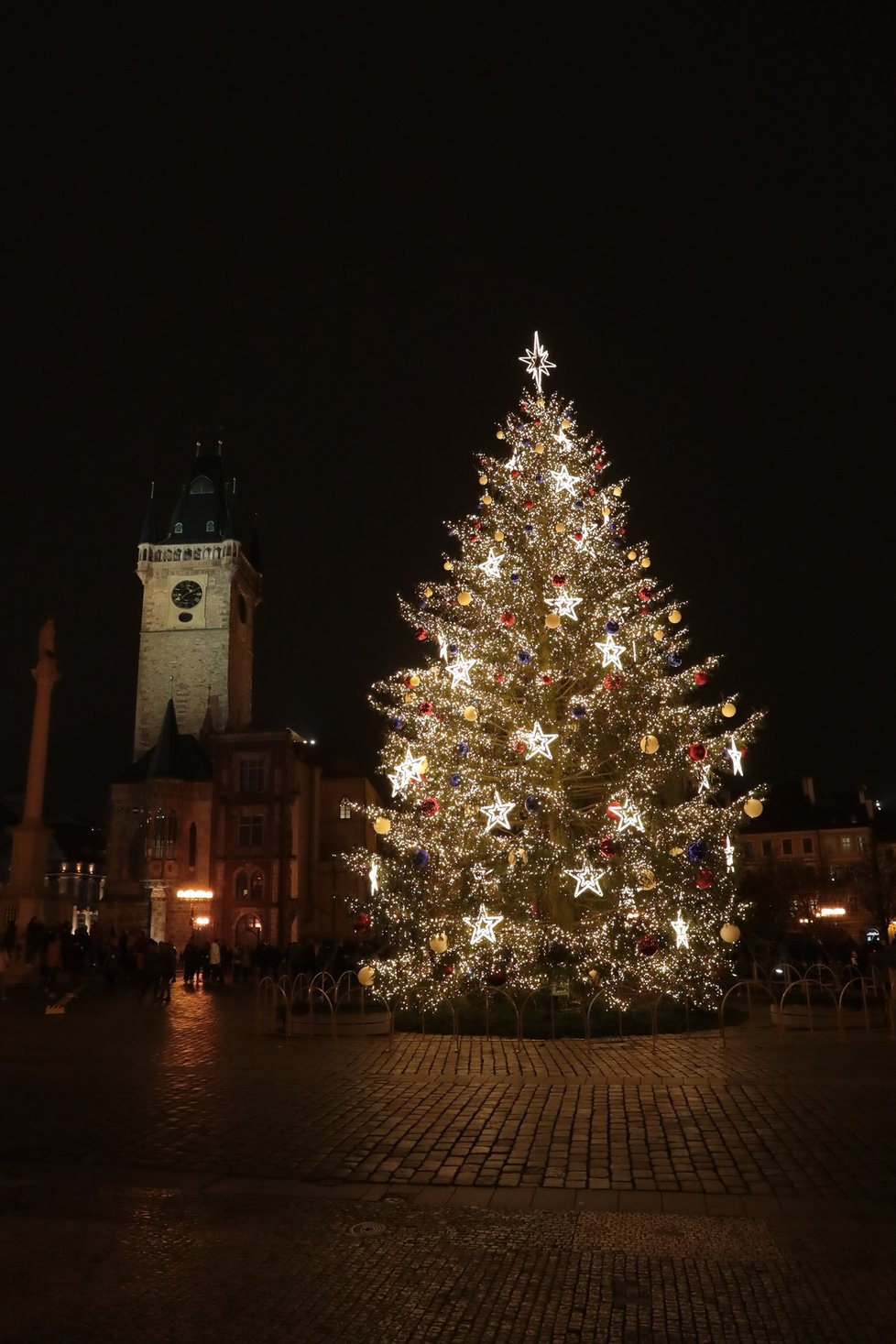 Rozsvícený strom na Staroměstském náměstí, 27. listopadu 2020.