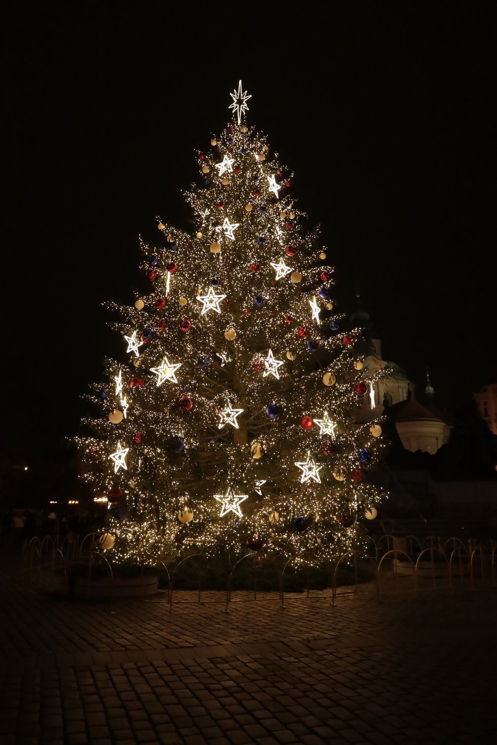 Rozsvícený strom na Staroměstském náměstí, 27. listopadu 2020.