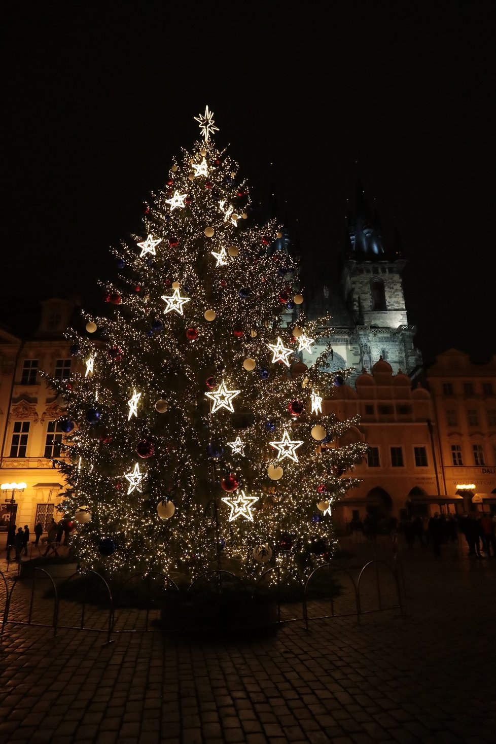 Rozsvícený strom na Staroměstském náměstí, 27. listopadu 2020.