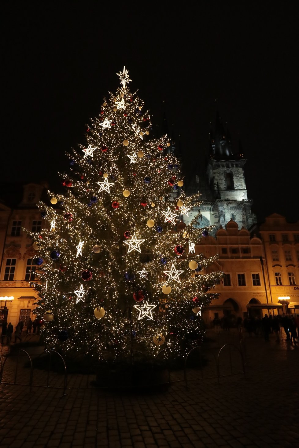 Rozsvícený strom na Staroměstském náměstí, 27. listopadu 2020.