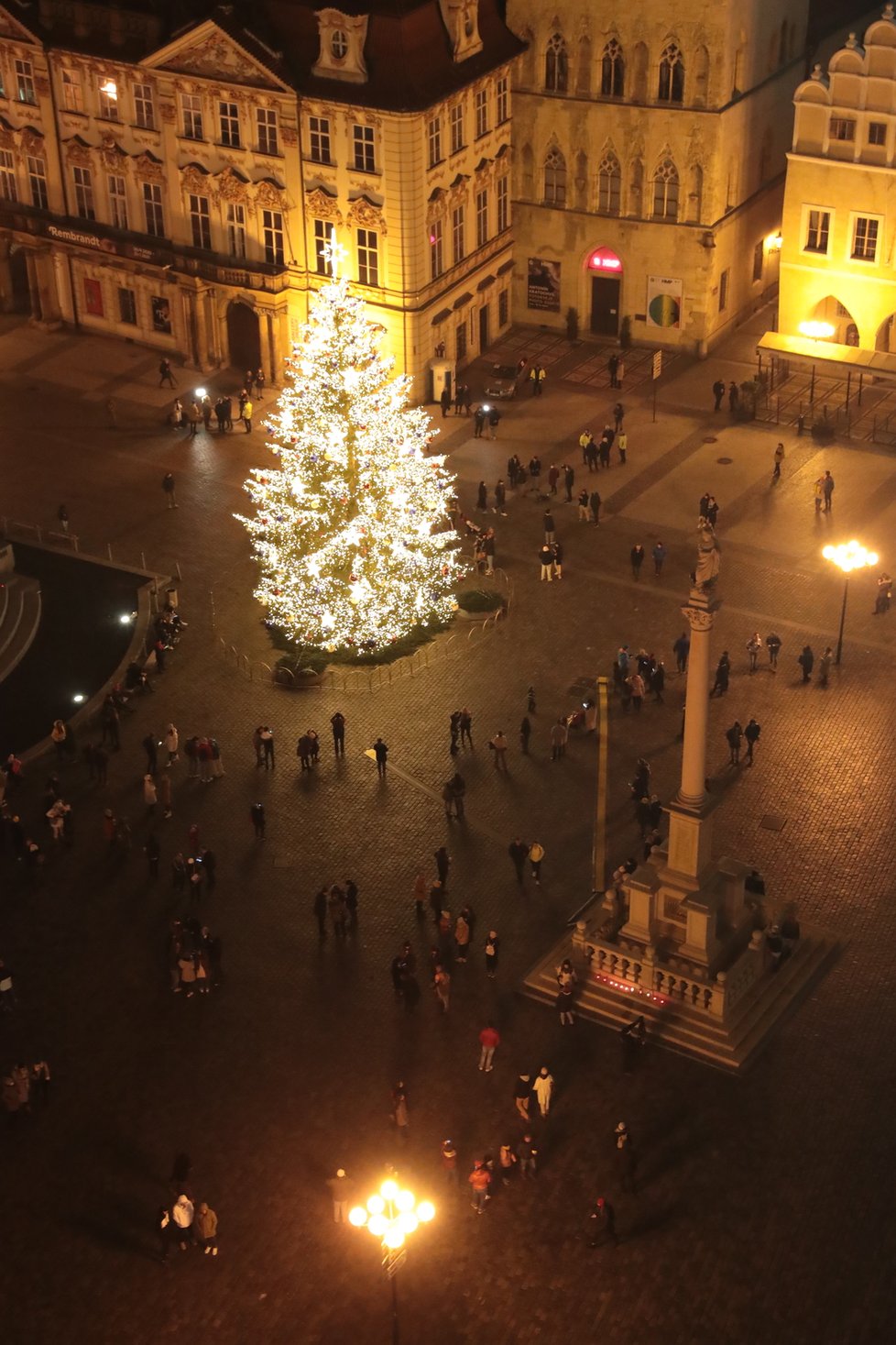 Rozsvícený strom na Staroměstském náměstí, 27. listopadu 2020.