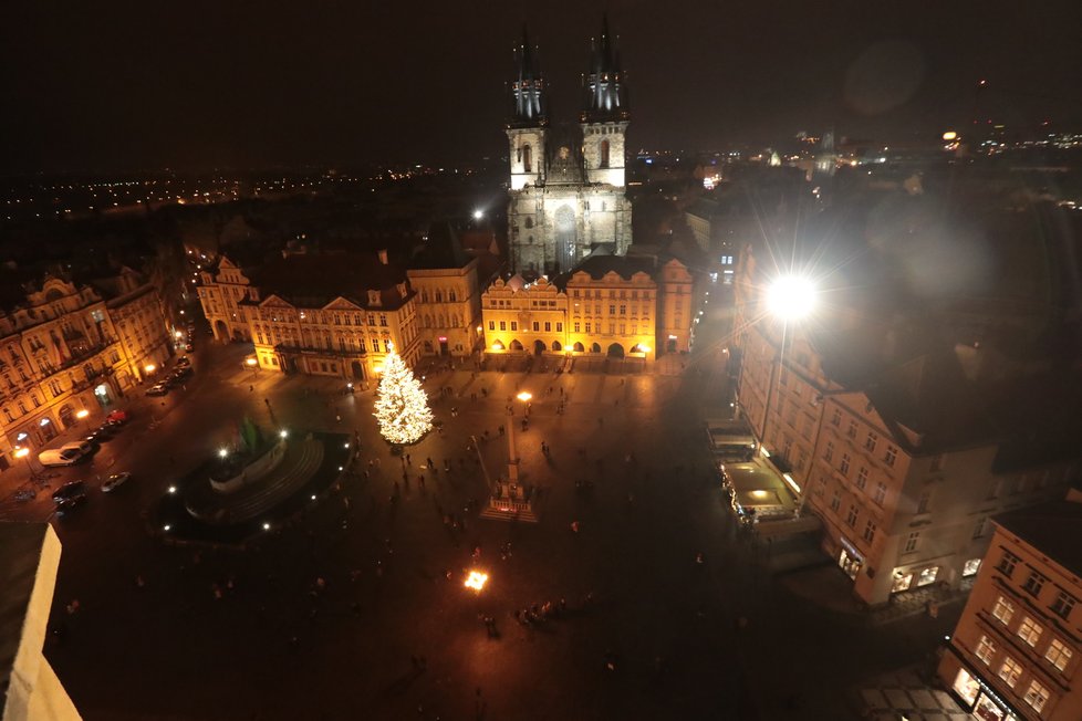 Rozsvícený strom na Staroměstském náměstí, 27. listopadu 2020.