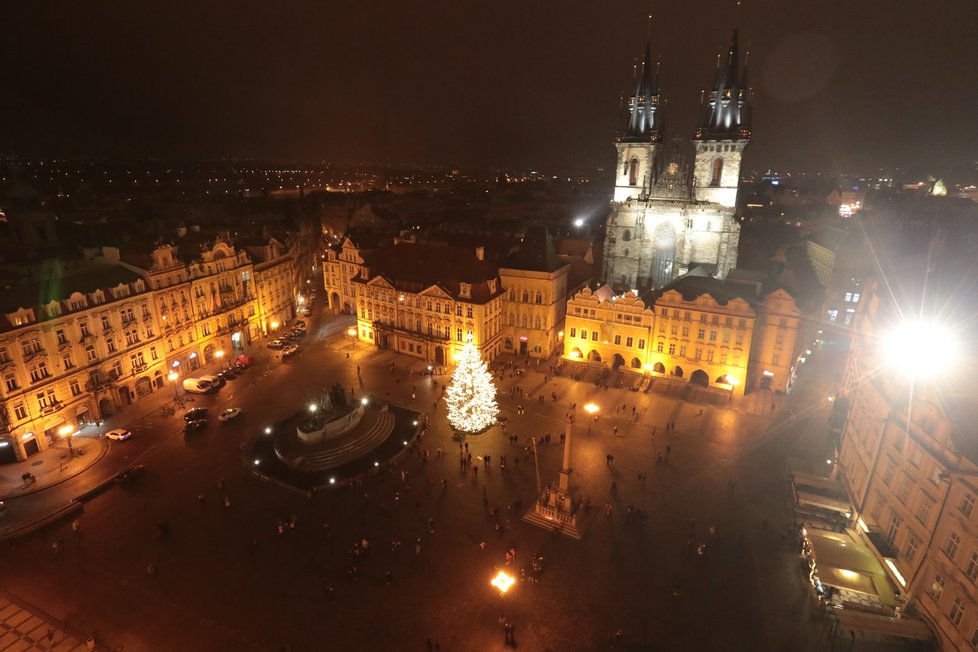 Rozsvícený strom na Staroměstském náměstí, 27. listopadu 2020.