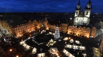 Na Staroměstském náměstí se rozsvítil vánoční strom, má 22 metrů a 4,5 kilometru řetězu