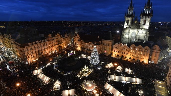 Na Staroměstském náměstí už svítí dvaadvacetimetrový strom. Rozsvítili jej společně primátor Zdeněk Hřib, radní Hana Třeštíková a zastupitel Jiří Pospíšil