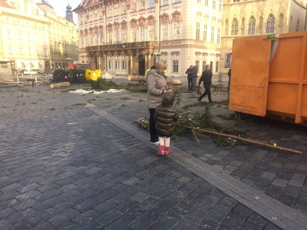 Vánoční strom na Staroměstském náměstí už není. Rozřezali ho na kusy a odvezli.