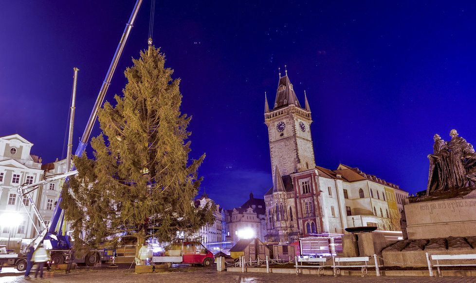 Vánoční strom putoval do Prahy z České Lípy například přes Mělník. Na Staroměstském náměstí stojí od úterý.