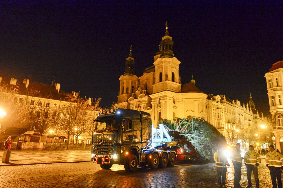 Vánoční strom putoval do Prahy z České Lípy například přes Mělník. Na Staroměstském náměstí stojí od úterý.