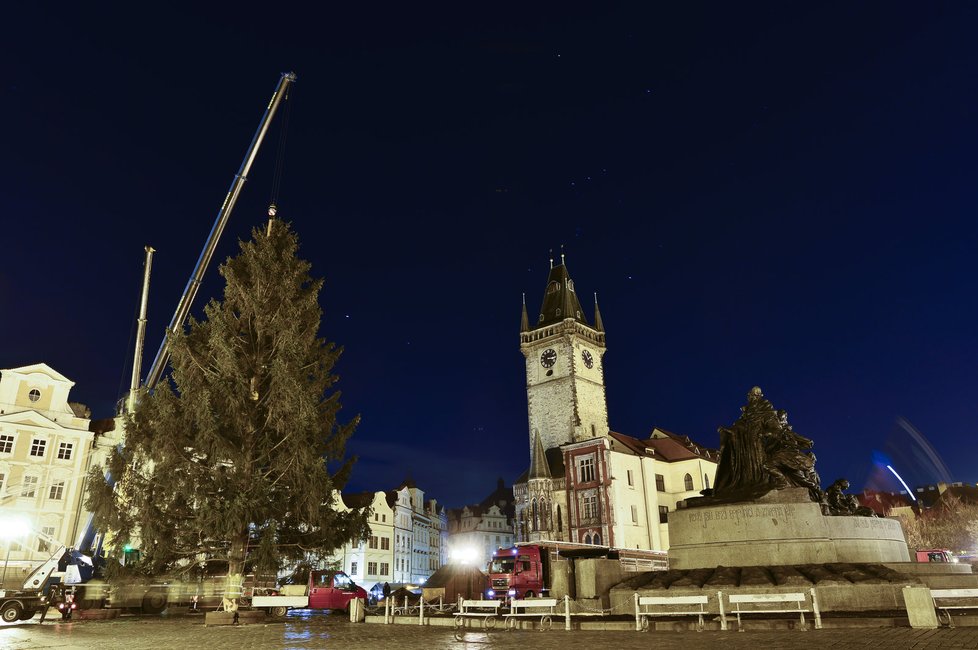 Vánoční strom putoval do Prahy z České Lípy například přes Mělník. Na Staroměstském náměstí stojí od úterý.