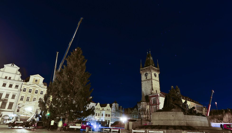 Vánoční strom putoval do Prahy z České Lípy například přes Mělník. Na Staroměstském náměstí stojí od úterý.