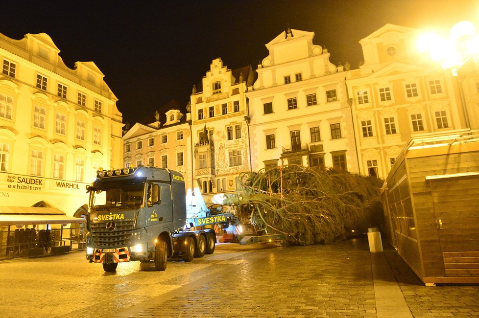 Vánoční strom putoval do Prahy z České Lípy například přes Mělník. Na Staroměstském náměstí stojí od úterý.