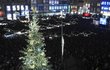 Brno, náměstí Svobody - 16metrovou jedli vybrali Brňané v hlasování na internetu, město ji nechalo ozdobit 30 000 LED diodami.