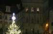 Praha, Staroměstské náměstí - Ozdoby stromu i celá koncepce trhů jsou inspirovány královskými motivy – odkazují na české historické tradice. Smrk září zlato-červenými světýlky. 