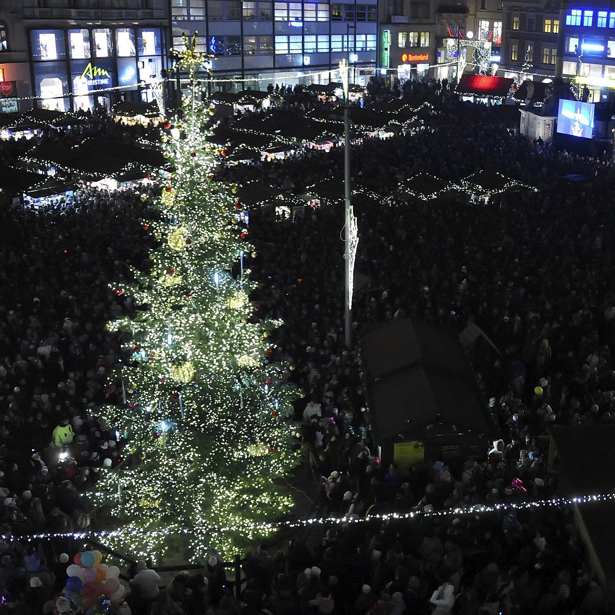 Brno, náměstí Svobody - 16metrovou jedli vybrali Brňané v hlasování na internetu, město ji nechalo ozdobit 30 000 LED diodami.