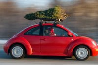 Pozor! Vánoční stromek na střeše auta je vražedná zbraň!