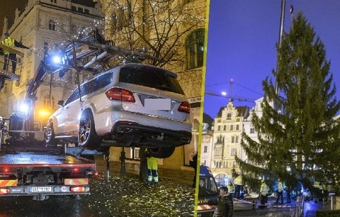 Vánoční strom už zdobí Staromák: Komplikace při průjezdu Prahou!