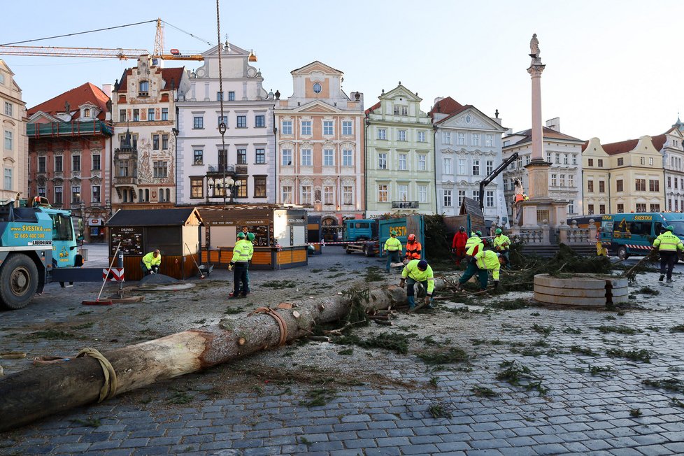 Deinstalace stromu na Staroměstském náměstí, leden 2024.