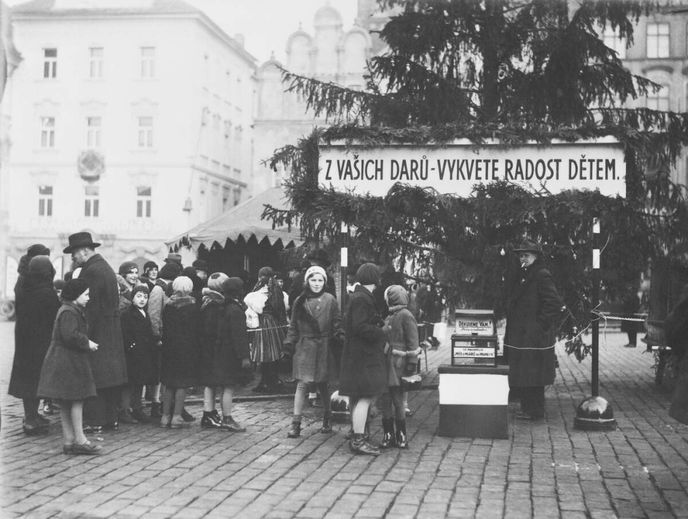 Tradice se rozšířila po celé republice. Na snímku strom na Staroměstském náměstí v Praze v roce 1931. Tradice se rozšířila po celé republice. Na snímku strom na Staroměstském náměstí v Praze v roce 1931.