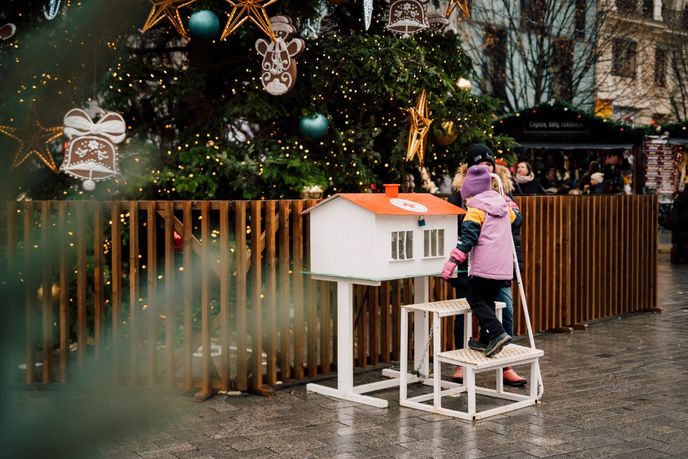 Kasičku se sbírkou pro potřebné najdou lidé pod vánočním stromem v Brně každý rok. Kasičku se sbírkou pro potřebné najdou lidé pod vánočním stromem v Brně každý rok.