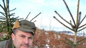 Pavel Suchánek záměrně olamuje stromkům větve.