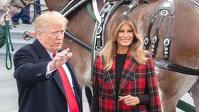 Melania Trump s manželem vítali doručení vánočního stromku