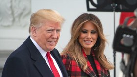 Melania Trump s manželem vítali doručení vánočního stromku.