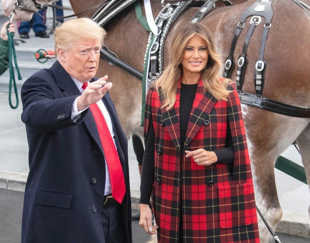 Melania Trump s manželem vítali doručení vánočního stromku