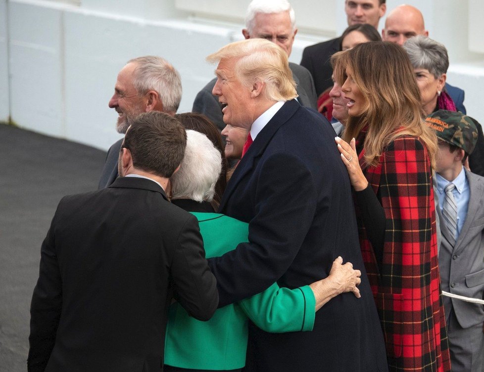 Melania Trump s manželem vítali doručení vánočního stromku.