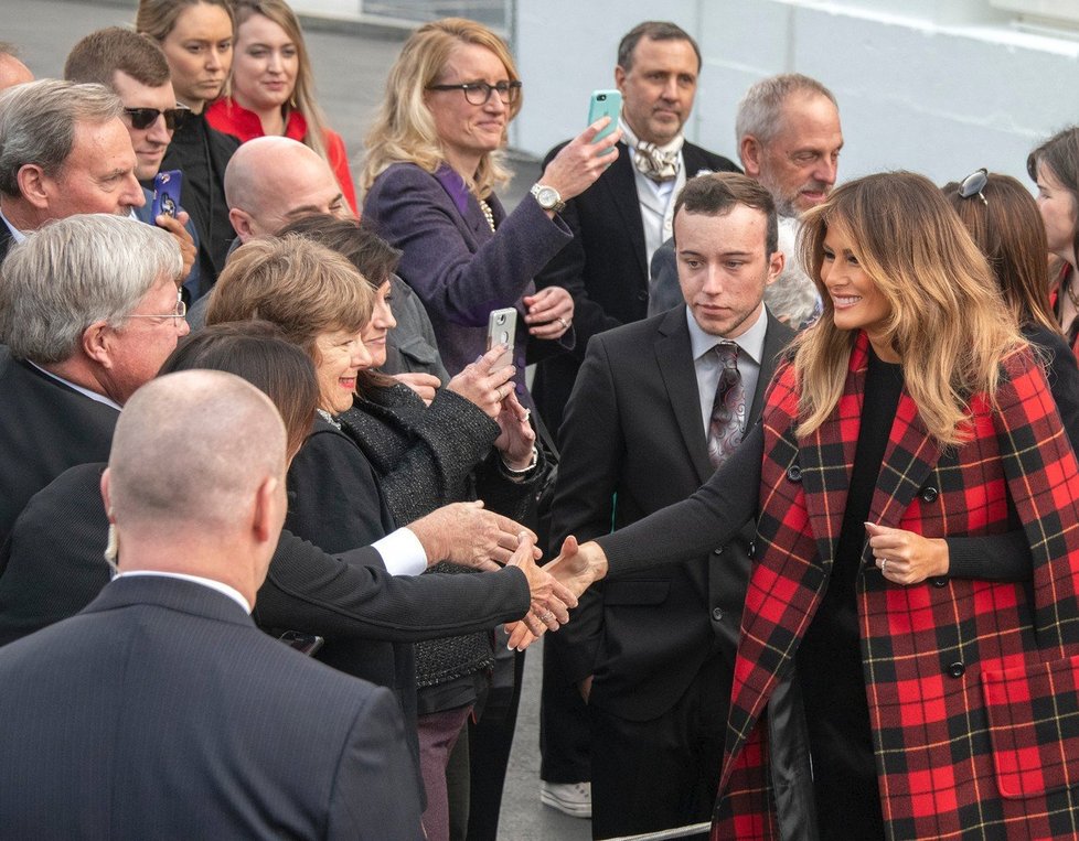 Melania Trump s manželem vítali doručení vánočního stromku.