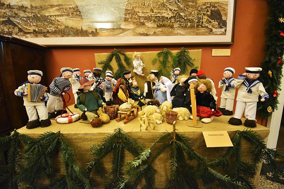 Tradiční výstava v Muzeu Karlova mostu nabízí podívanou i na první vánoční stromeček v Praze. Namísto ozdobiček na něm objevíte směnky.