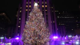 Rozsvícení vánočního stromečku v New Yorku sledují miliony lidí.