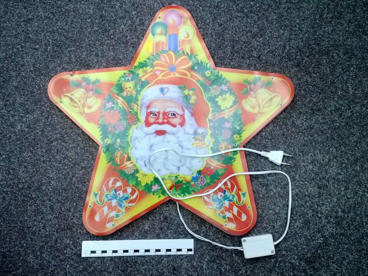 Světelný řetěz ve tvaru hvězdy s podobou Santa Klause uprostřed M1605, výrobce neznámý.