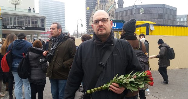 Prošli jsme místem berlínského masakru. Co říkají lidé, kteří sem nosí květiny?