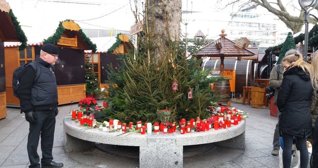 Slzy Berlíňanů dva dny po teroru: „Město je silné, vzpamatuje se,“ vzkazují