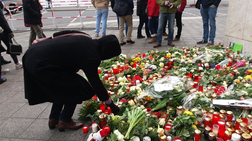 Jeden z nejkrvavějších útoků se odehrál v roce 2016 v Berlíně. Muž najel nákladním autem do davu lidí na vánočních trzích.