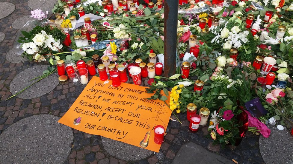 Pietní místa stále zůstávají, lidí přidávají svíčky i květiny