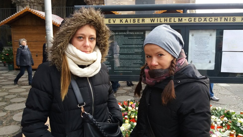 Němka Julia (34) a Lotta (35) přišly na vánoční trhy uctít památku mrtvých.