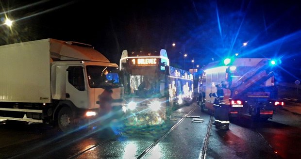 Srážka vánoční tramvaje a nákladního auta v Plzni