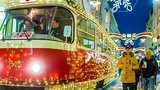 Vánoční retro tramvaj už zdobí: Brňany bude vozit až do Vánoc