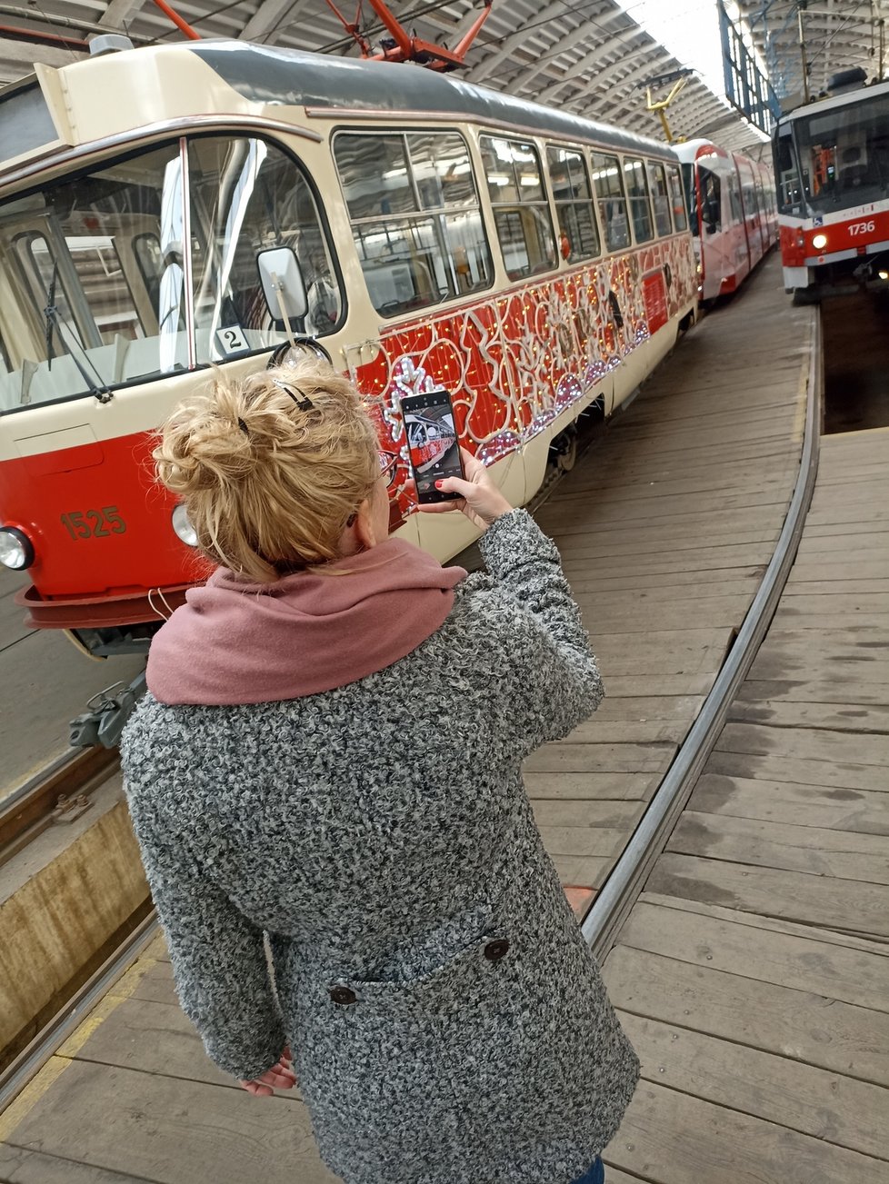 Tři dny zabere vánoční výzdoba retro vánoční tramvaje T3. Cestující bude centrem Brna vozit až do 23.prosince.