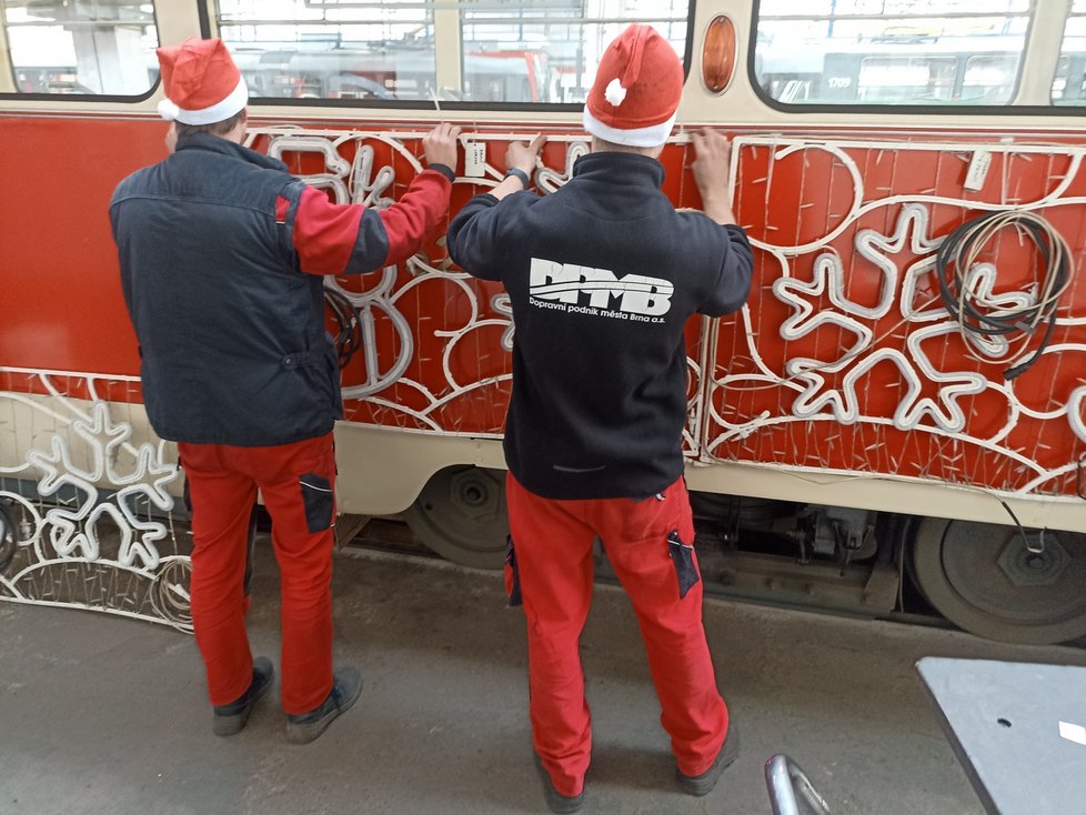 Tři dny zabere vánoční výzdoba retro vánoční tramvaje T3. Cestující bude centrem Brna vozit až do 23.prosince.
