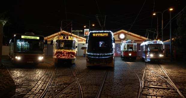 Vánoční flotila vozů MHD vyrazila do ulic Prahy. (27. listopadu 2021)