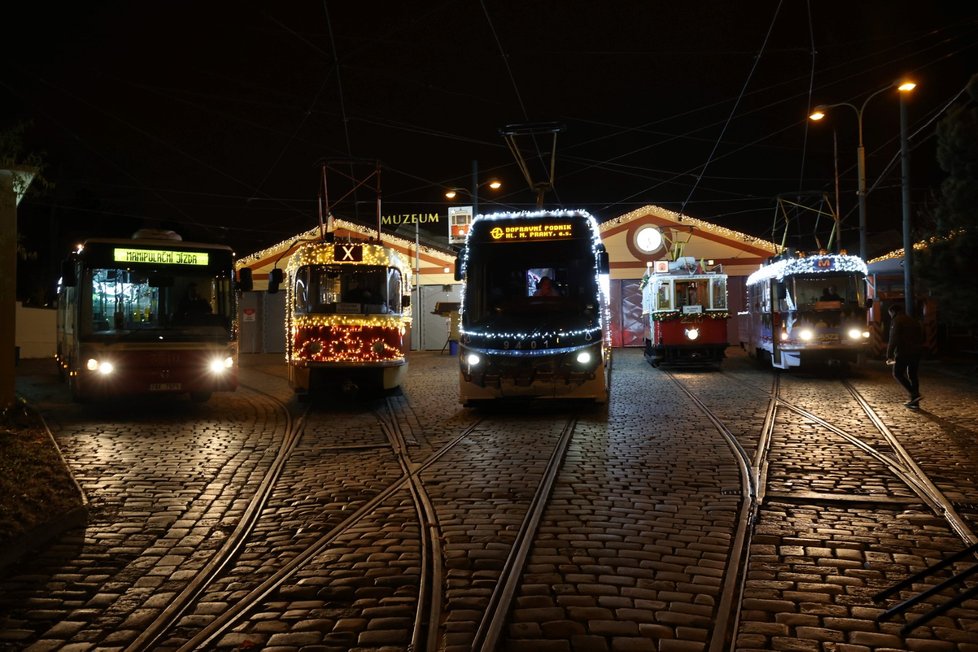 Vánoční flotila vozů MHD vyrazila do ulic Prahy. (27. listopadu 2021)